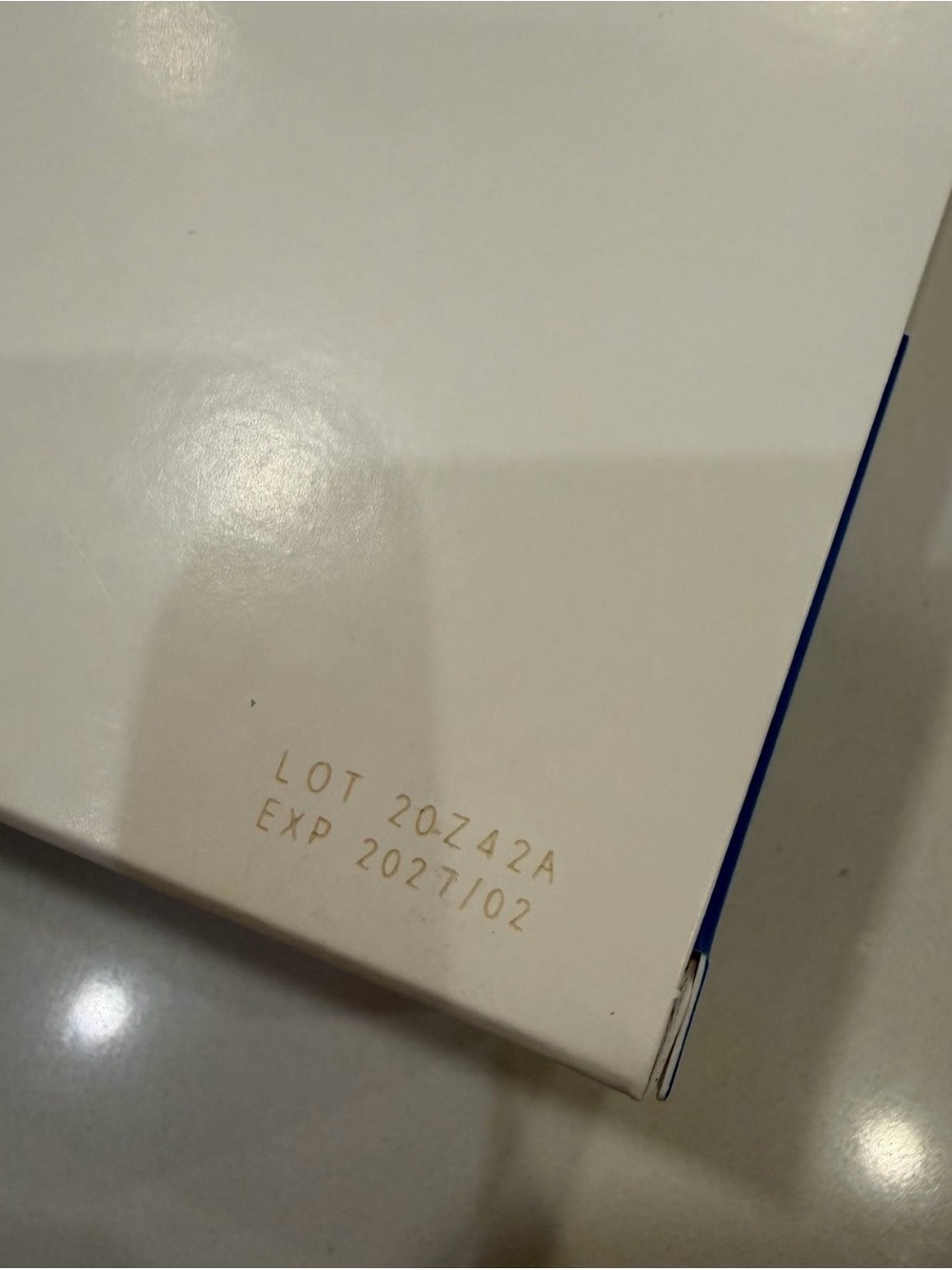 CeraVe Anti-Dandruff Hydrating Shampoo - White & Blue - Picture 3 of 3
